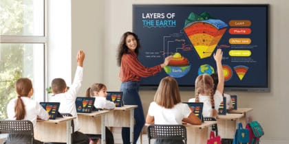 Teacher uses Samsung's EDLA-certified interactive board to teach classroom